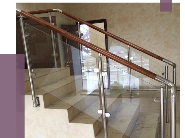 Комбинированные перила из металла и дерева в Балашихе